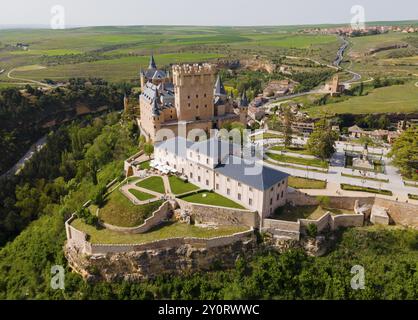 Eine mittelalterliche Burg auf einem Hügel mit Blick auf grüne Wiesen und eine umliegende Landschaft, aus der Vogelperspektive, Alcazar, Alcazar, Segovia, Castilla y Leon, Le Stockfoto