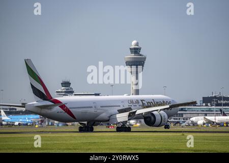 Emirates Boeing 777-31H, Landung am Flughafen Amsterdam Schiphol, Buitenveldertbaan, 27. September, Air Traffic Control Tower, Terminal, Niederlande Stockfoto