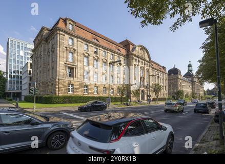 Vor dem Gebäude des Oberlandesgerichts Düsseldorf, dahinter die Bezirksregierung Düsseldorf, an der Cecilienallee Verwaltungsgebäude Stockfoto