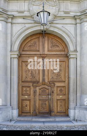 Kunstvoll dekoriertes Holzportal der Stiftskirche, St. Galler Dom, UNESCO-Weltkulturerbe, Klosterviertel, Altstadt von St. Gallen Stockfoto