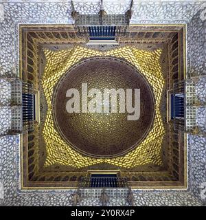 Decke, dekoriert mit Gold, Arabesken, arabischer Architektur, Salon der Botschafter im Alcazar von Sevilla, Königspalast, Real Alcazar Palace, Stockfoto