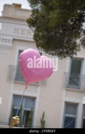Ein Ballon in Herzform schwimmt in der Luft, Saint Tropez, Provence-Alpes-Cote d'Azur, Frankreich, Europa Stockfoto