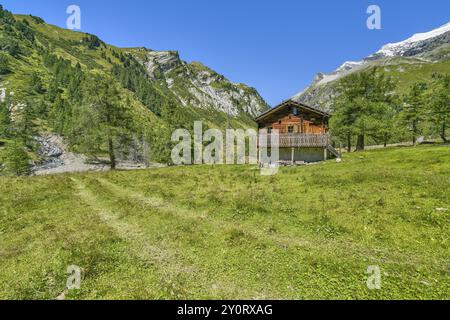 Almhütte in den Kalser Tauern, blauer Himmel, schneebedeckte Berge, Dorfertal, Nationalpark hohe Tauern, Kals am Großglockner, Osttirol Stockfoto