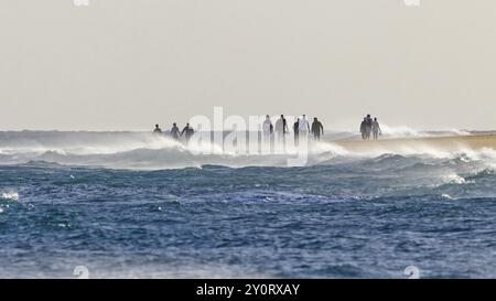 Reiseziel Spanien, Schwimmen im Meer, Reisen, Urlaub, Sonne und Spaß am Strand, weißer Sandstrand, kalter Wind, Urlaubsfeeling, Wandern am Meer, Stockfoto