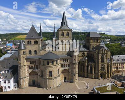 Historischer Dom mit vielen Türmen unter klarem Himmel und weißen Wolken in Trierr, aus der Vogelperspektive, Trierer Dom, Bischofskirche, Trier, Rheinland-Pal Stockfoto