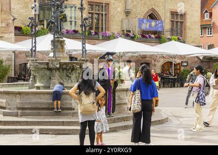Der Gaenseliesel-Brunnen ist ein Markt- und Zierbrunnen auf dem Marktplatz vor dem Alten Rathaus im Stadtzentrum von Göttingen in L Stockfoto