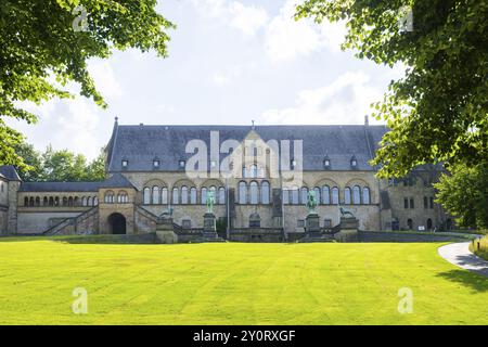 Das Reichsschloss Goslar erstreckt sich über eine Fläche von etwa 340 x 180 Metern und liegt am Fuße des Rammelsbergs im Süden der Stadt Goslar. Stockfoto