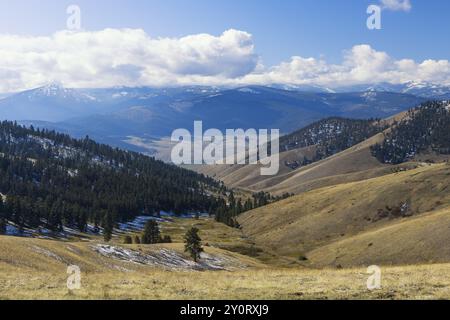 Ein wunderschöner Blick auf die Bergkette von der Spitze der National Elk and Bison Range in der Nähe von St. Ignatius, Montana Stockfoto