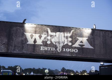 W:O:Ein Logo über dem Eingangsbereich des Wacken Open Air in Wacken. Das traditionelle Metal Festival findet vom 31. Juli bis 3. August 2024 statt Stockfoto