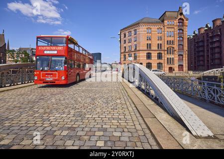 Roter Doppeldeckerbus während einer touristischen Stadtbesichtigung auf der Kannengiesser Brücke in Hamburgs Speicherstadt, Freie und Hansestadt Hamburg, Hansestadt Stockfoto