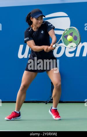 NAO Hibino (JPN) tritt am 27. August 2024 in Runde 1 der US Open Tennis Championships 2024 im USTA Billie Jean King National Tennis Center in Flushing Meadow, New York, an. Stockfoto