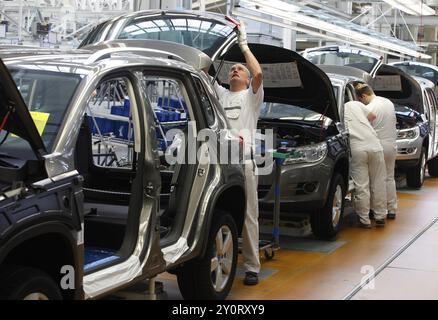 Wolfsburg, 08.03.2010, VW-Arbeiter, Produktion des Volkswagen Tiguan, Wolfsburg, Deutschland, Europa Stockfoto