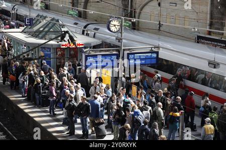 Hamburg, 19.06.2009, überfüllter Bahnsteig am Hamburger Hauptbahnhof, ICE-Zug, Hamburg, Deutschland, Europa Stockfoto