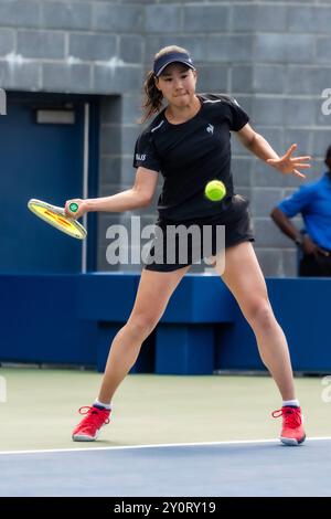 NAO Hibino (JPN) tritt am 27. August 2024 in Runde 1 der US Open Tennis Championships 2024 im USTA Billie Jean King National Tennis Center in Flushing Meadow, New York, an. Stockfoto