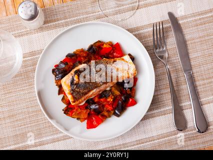 Gebackenes Lachsfilet mit Gemüsemischung Stockfoto
