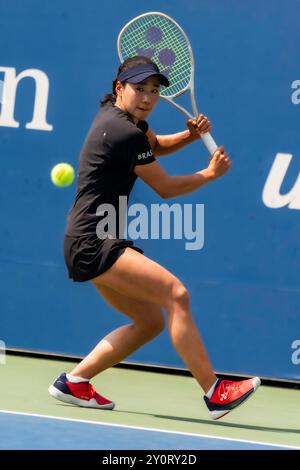 NAO Hibino (JPN) tritt am 27. August 2024 in Runde 1 der US Open Tennis Championships 2024 im USTA Billie Jean King National Tennis Center in Flushing Meadow, New York, an. Stockfoto