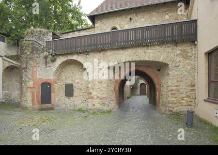 Gebäude mit Torbogen der historischen Festung, Stadtbefestigung, Ruesselsheim, Hessen, Deutschland, Europa Stockfoto