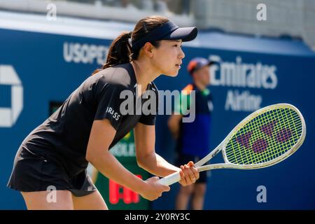 NAO Hibino (JPN) tritt am 27. August 2024 in Runde 1 der US Open Tennis Championships 2024 im USTA Billie Jean King National Tennis Center in Flushing Meadow, New York, an. Stockfoto