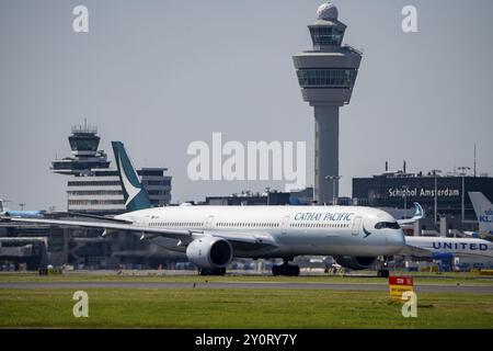 Cathay Pacific Flugzeug am Flughafen Amsterdam Schiphol, auf dem Rollweg für den Start auf der Aalsmeerbaan, 18L/36R, Flugsicherungsturm, Terminal, Stockfoto