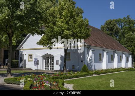 Reithalle, Städtische Galerie, Schlosspark, Schloss Neuhaus, Paderborn, Westfalen, Nordrhein-Westfalen, Deutschland, Europa Stockfoto