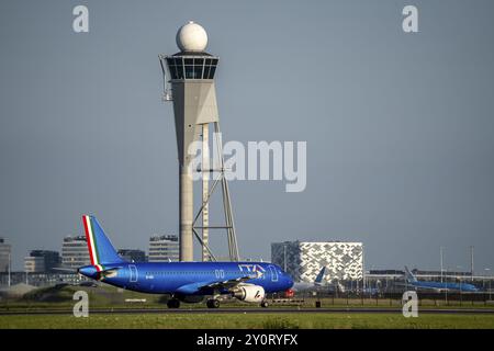 ITA-Flugzeug nach der Landung am Flughafen Amsterdam Schiphol, Polderbaan, 18R/36L, Rollweg zum Terminal, Schiphol West Kontrollturm und Radarturm, Nethe Stockfoto