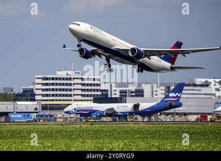 Delta Air Lines Airbus A330-323, Flugzeuge, die am Flughafen Amsterdam Schiphol, Kaagbaan, 24. Juni, Terminal, Niederlande starten Stockfoto