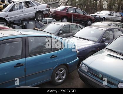 Berlin, 09.0420.09, Fahrzeuge zur Verschrottung auf einem Schrottplatz eines Autoverwerters, Berlin, Deutschland, Europa Stockfoto