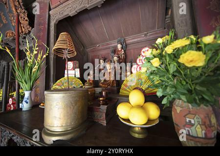 Altar im buddhistischen Thay-Tempel oder Chua Thay oder Master-Tempel, Sai Son Village, Provinz Hanoi, Vietnam, Asien Stockfoto