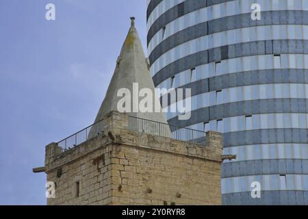 Turm des historischen Johannistor und Glasfenster des modernen Jentower, Glaswand, Stadttor, Stadtturm, Detail, Kontrast, Kontrast, Jena, Thurin Stockfoto