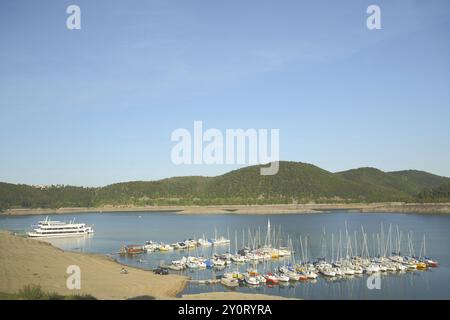 Ansicht von Anlegestelle, Anlegestelle, Booten, Yachthafen, Passagierschiffen, Landschaft, Niedrigwasser, Waldeck-West, Edersee, Hessen, Deutschland, Europa Stockfoto