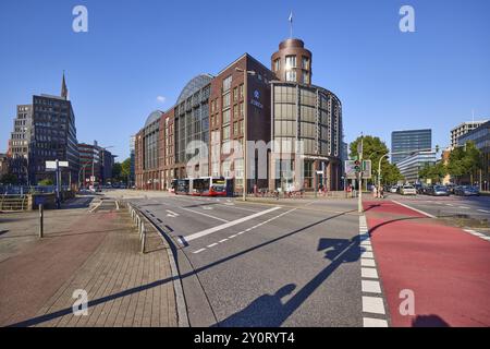 SRH Campus Hamburg an der Ecke Willy-Brandt-Straße und Domstraße mit Fußgängerübergang und Radweg, Freie und Hansestadt Hamburg, H Stockfoto