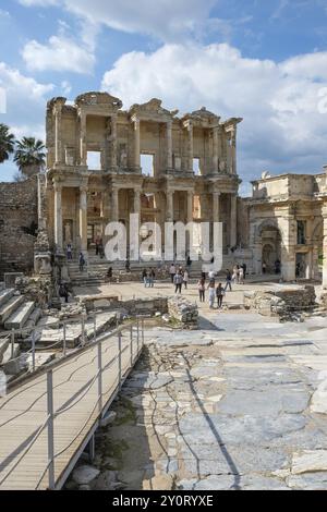 Celsus Bibliothek, rechts das Südtor der Agora, antike Stadt Ephesus, Efes, Provinz Izmir, Türkei, Asien Stockfoto