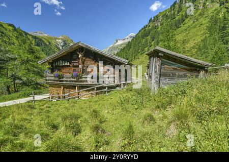 Almhütte in den Kalser Tauern, blauer Himmel, schneebedeckte Berge, Dorfertal, Nationalpark hohe Tauern, Kals am Großglockner, Osttirol Stockfoto