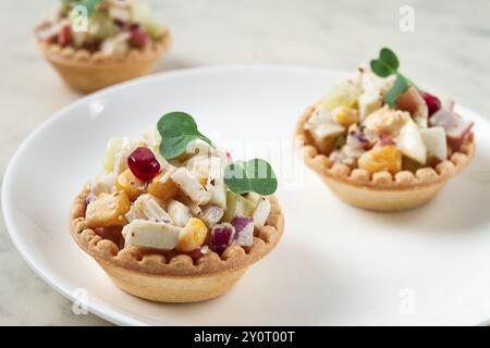 Canapes mit Salat, Mais mit Krabbenstangen, Vorspeise, portioniert, Nahaufnahme, keine Leute Stockfoto