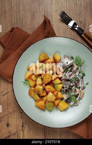 Neue Kartoffeln, mit eingelegtem Hering und roten Zwiebeln, hausgemacht, keine Leute Stockfoto