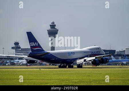 Silk Way West Airlines Boeing 747-83QF, Flugzeuge landen am Flughafen Amsterdam Schiphol, Buitenveldertbaan, 27. September, Air Traffic Control Tower, Terminal, Stockfoto