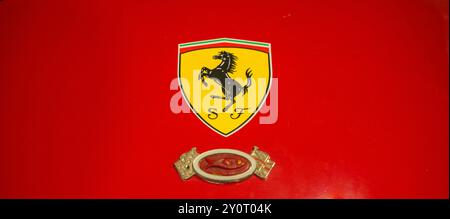 Ferrari-Logo auf der roten Motorhaube mit zusätzlichem Emblem Stockfoto