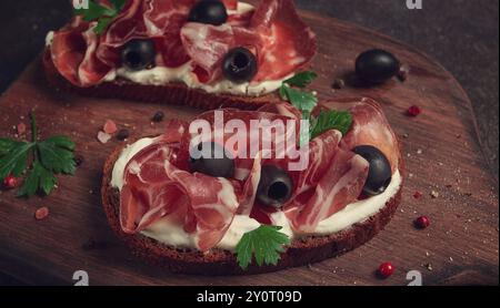 Sandwich mit Frischkäse, Schinken mit Oliven, Frühstück Stockfoto