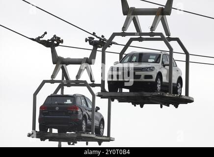 Bratislava, 05.10.2010, VW Touareg Sport-Nutzfahrzeuge werden mit einem Aufzug von einer Montagelinie zum Testgelände der Volkswagen AG transportiert Stockfoto