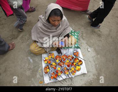 Allahabad, Indien, 20.01.2010, Hindus versammeln sich für die Magh Mela in Allahabad, um ein heiliges Bad am Sangam, dem Zusammenfluss von Ganges, Yamuna und zu nehmen Stockfoto