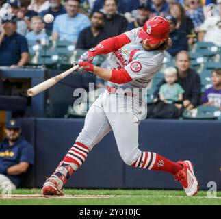 Miwaukee, Usa. September 2024. Der zweite Baseman Brendan Donovan trifft im ersten Inning des MLB-Spiels zwischen den St. Louis Cardinals und den Milwaukee Brewers am Dienstag, den 3. September 2024, ein Doppelspiel. Foto: Tannen Maury/UPI. Quelle: UPI/Alamy Live News Stockfoto