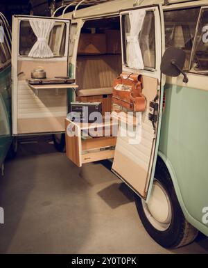 Retro-Wohnmobil-Innenraum mit offenen Hintertüren Stockfoto