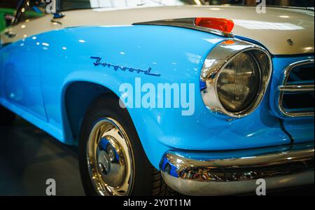 Borgward Oldtimer in Blau und weiß mit Chrom-Details Stockfoto