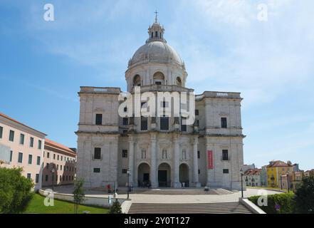 Große historische Kirche mit Kuppel und Säulen auf einem Platz unter klarem Himmel, Igreja de Santa Engracia, Panteao Nacional, Santa Engracia, National Panthe Stockfoto
