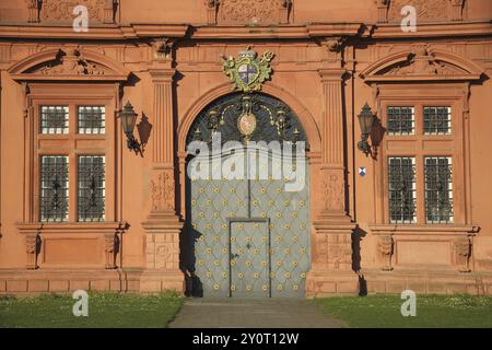 Rotes Portal mit Wappen, Tür mit Beschlägen und Verzierungen, Barock, Rot, Kurfürstliches Schloss, Altstadt, Mainz, Rhein-Hessen-Region, Rheinland-Palat Stockfoto