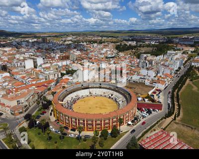 Luftaufnahme einer Stadt mit einer zentral gelegenen Stierkampfarena unter einem bewölkten Himmel, Luftaufnahme, Stierkämpfe, Merida, Badajoz, Extremadura, Spanien, Europa Stockfoto