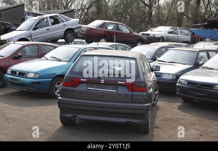 Berlin, 09.0420.09, Fahrzeuge zur Verschrottung auf einem Schrottplatz eines Autoverwerters, Berlin, Deutschland, Europa Stockfoto