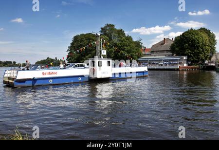 Caputh, 14.06.2009, Fußgänger, Radfahrer und Autofahrer überqueren die Havel zwischen Caputh und Geltow, zwischen Templiner und Schwielowsee, Faehrha Stockfoto