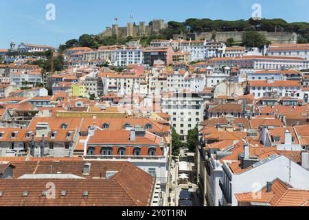 Blick über eine Stadt mit vielen Häusern und roten Dächern, im Hintergrund ein Schloss auf einem Hügel, Aussichtspunkt, Miraduoro Terracos do Carmo, Blick auf Castelo de Sao Stockfoto