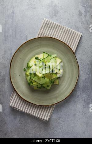 Frühling, grüner Salat, Gurke mit Apfel, Draufsicht, Nahaufnahme, keine Menschen, Mikroselen Rettich, gesunde Ernährung, Frühlingssalat, georgianischer Salat, Gazaphuli Stockfoto